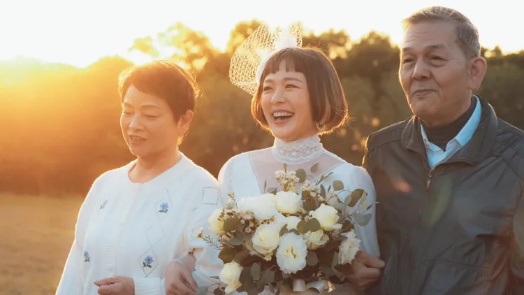 林彥君（中）在爸媽陪同下步入紅毯。翻攝林彥君臉書