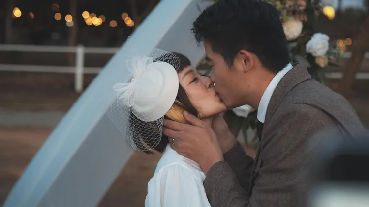 江勝山（右）親吻林彥君。翻攝林彥君臉書