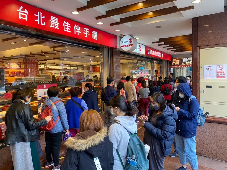 佳德糕餅店外今有許多排隊民眾。陳明中攝