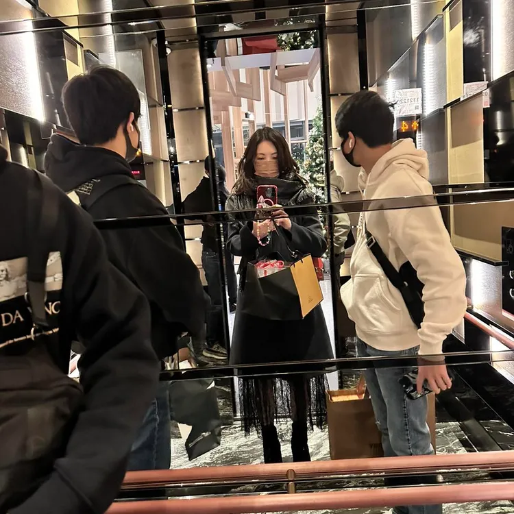 何如芸和2名兒子參加聖誕趴後自拍。翻攝《何如芸 Michelle Ho》粉絲頁