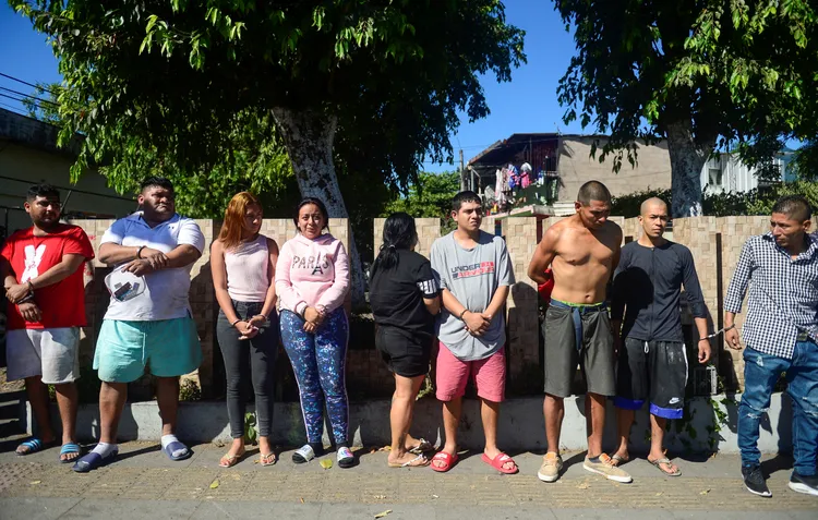 被逮捕的民眾都被上銬，等候移送。路透社