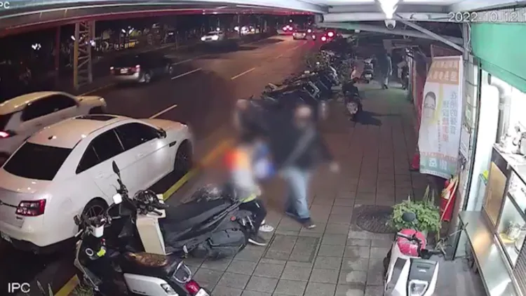 監視器拍下林男帶著孩子進店內用餐。翻攝畫面