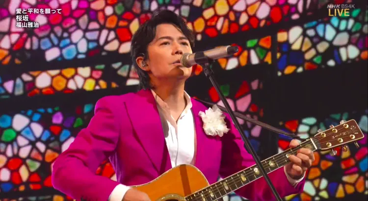 福山雅治穿著紫紅色西裝擔任白組壓軸。翻攝NHK