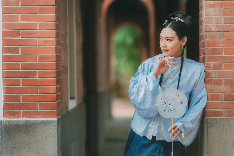 活動期間身著漢服全套服飾，打卡即送茶花漢服相關主題紀念品，數量有限送完為止。台灣漢服與凝霜閣漢服寫真提供