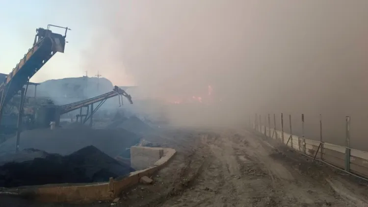 垃圾悶燒造成大量濃煙，空氣中瀰漫阻礙視線。消防局提供