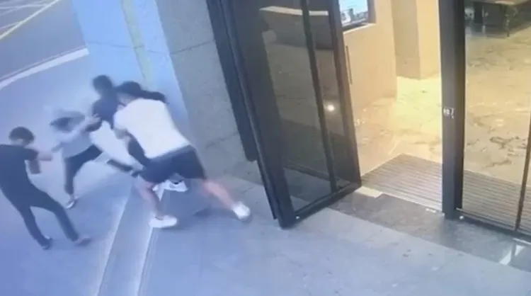 唐男奮力掙扎，仍被歹徒強押上車，一旁的外送員幾乎嚇傻。讀者提供