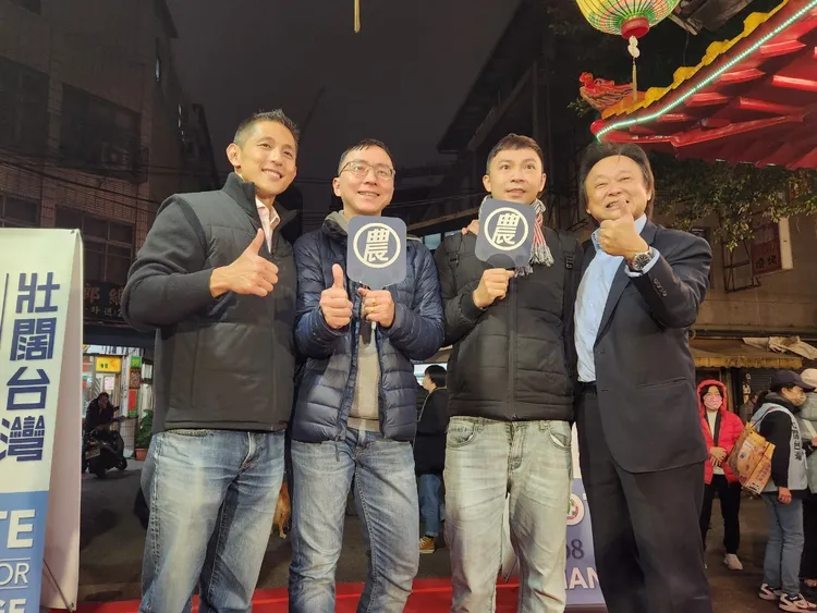 王世堅（右1）日前在吳怡農（左1）廟口開講時，表示要投吳怡農給習近平看。資料照片