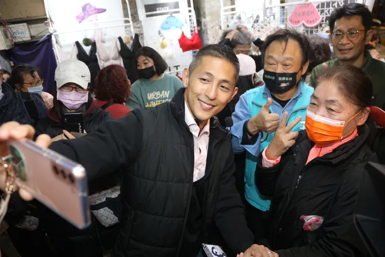 王世堅（中）陪同吳怡農掃街，和民眾合照。陳明中攝
