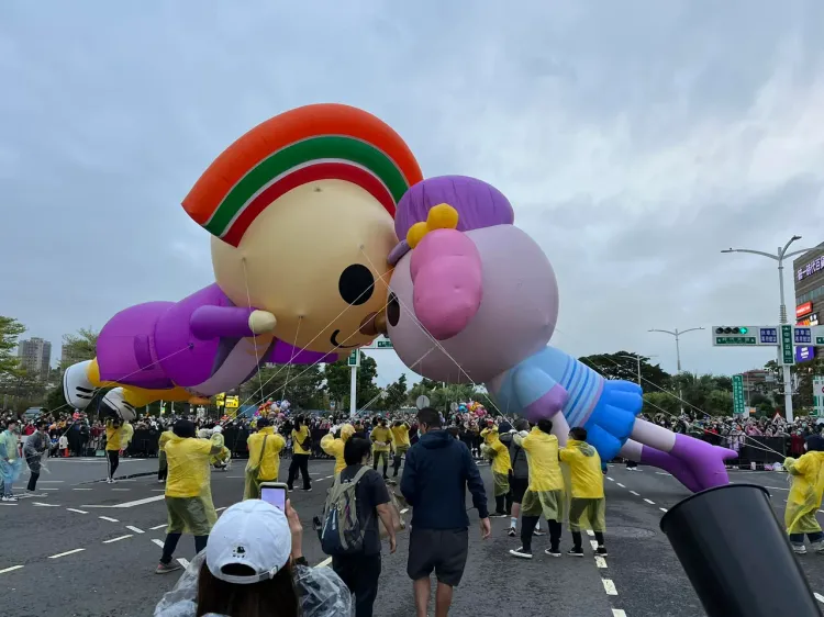 OPEN小將氣球昨天下午還好好的玩親親。翻攝臉書高雄點