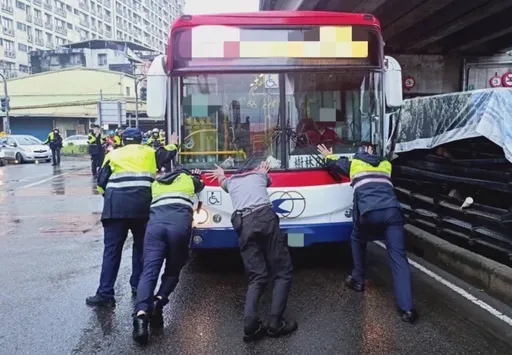 公車拋錨新北浮洲橋　塞爆了！13板橋警冒雨推車疏導交通