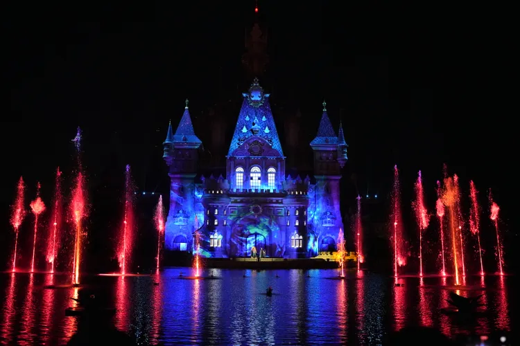 閉園前城堡區將上演水舞煙火燈光秀。黃盈甄攝