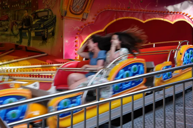 樂園內有許多驚險刺激的遊樂設施。黃盈甄攝