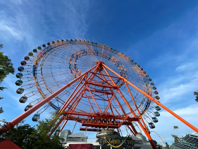 搭乘摩天輪可居高臨下欣賞園區全貌。黃盈甄攝