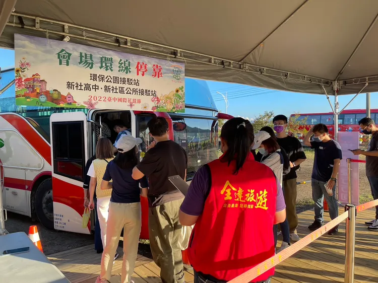 台中國際花毯節出動118台巴士進行免費全接駁服務。交通局提供