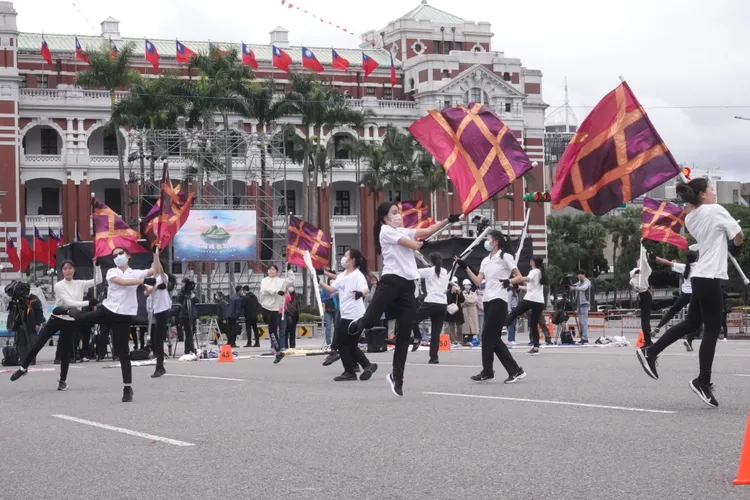 中山女中旗槍隊加緊練習。鄭毓齡攝