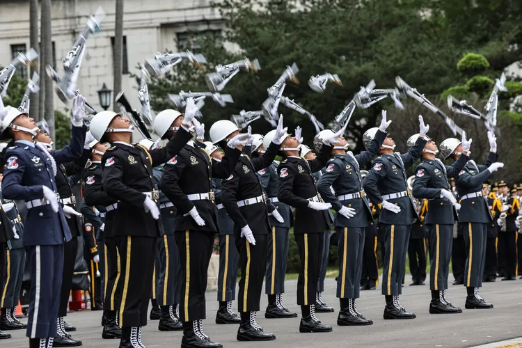 三軍樂儀隊操演。鄭毓齡攝