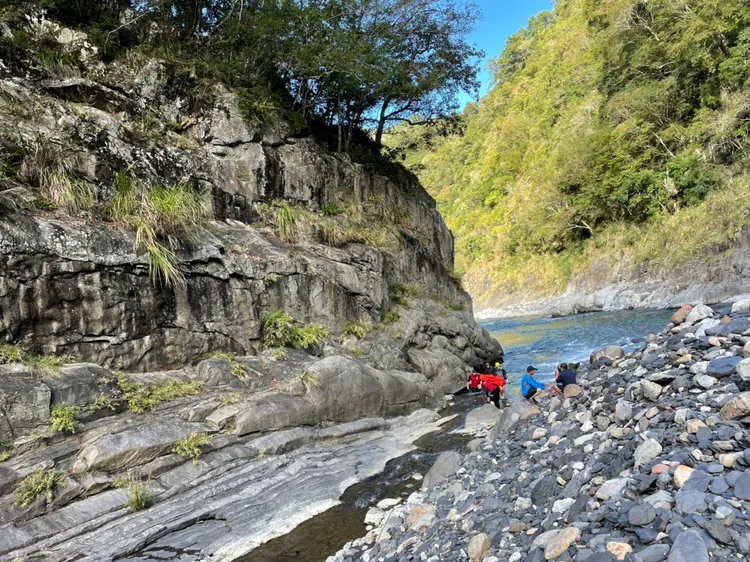 經過27天後，有釣客昨天（3日）上午11時許在距離落水點3公里處水域發現一具浮屍。翻攝畫面