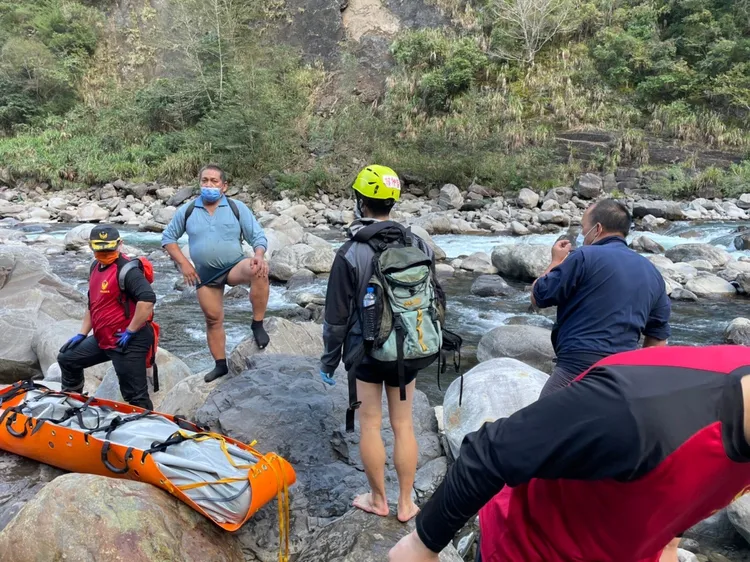 據了解，溺水亡者為26歲男性，11月6日他與2名好友前往尖石鄉野溪溫泉準備泡湯。翻攝畫面