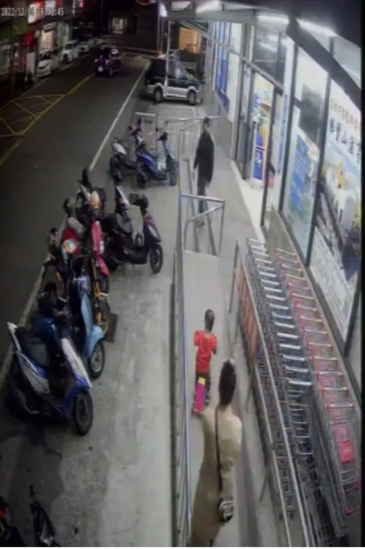 紅衣小男孩騎三輪車在殘障坡道，媽媽在後跟著，卻是低頭在滑手機（左）。翻攝臉書社團我是岡山人（北高雄）