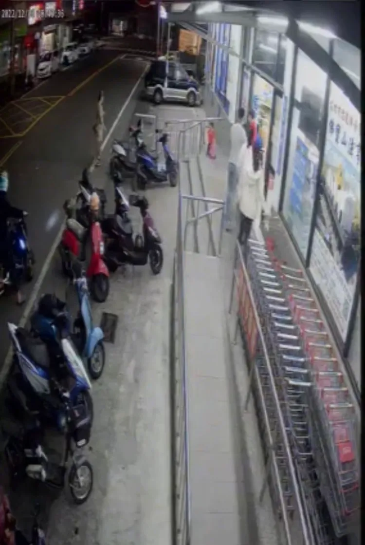 小男孩騎著小三輪車準備到前方的下坡殘障坡道往下衝，媽媽在坡道口等他（箭頭處）。翻攝臉書社團我是岡山人（北高雄）