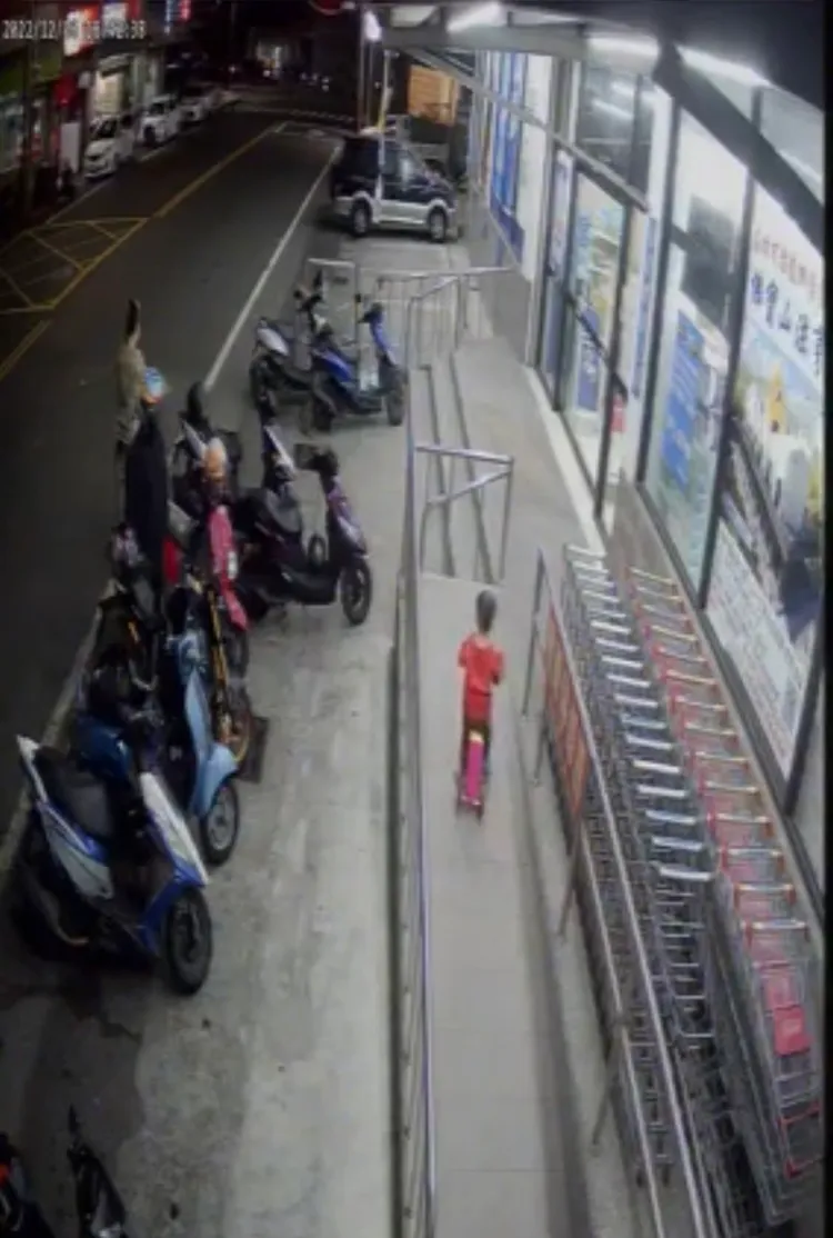 紅衣小男孩在賣場入口前殘障坡道騎著小三輪車。翻攝臉書社團我是岡山人（北高雄）