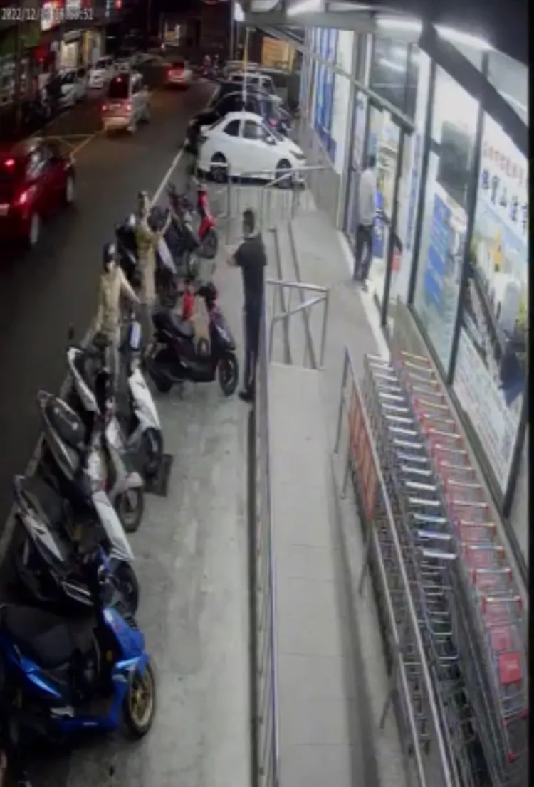 黑衣店員疑似規勸，遭小男孩媽媽反制以手機錄影。翻攝臉書社團我是岡山人（北高雄）