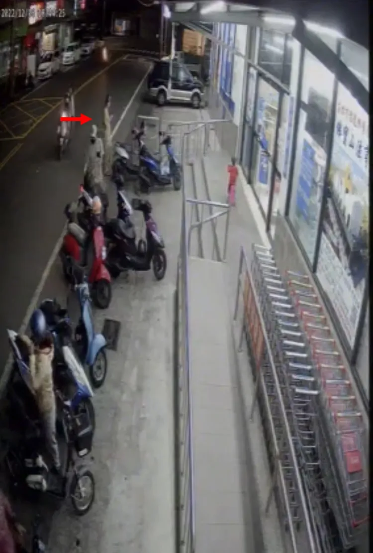 小男孩騎著小三輪車行經賣場門口，準備到前方的下坡殘障坡道往下衝，媽媽低頭滑手機坡道口等他（箭頭處）。翻攝臉書社團我是岡山人（北高雄）