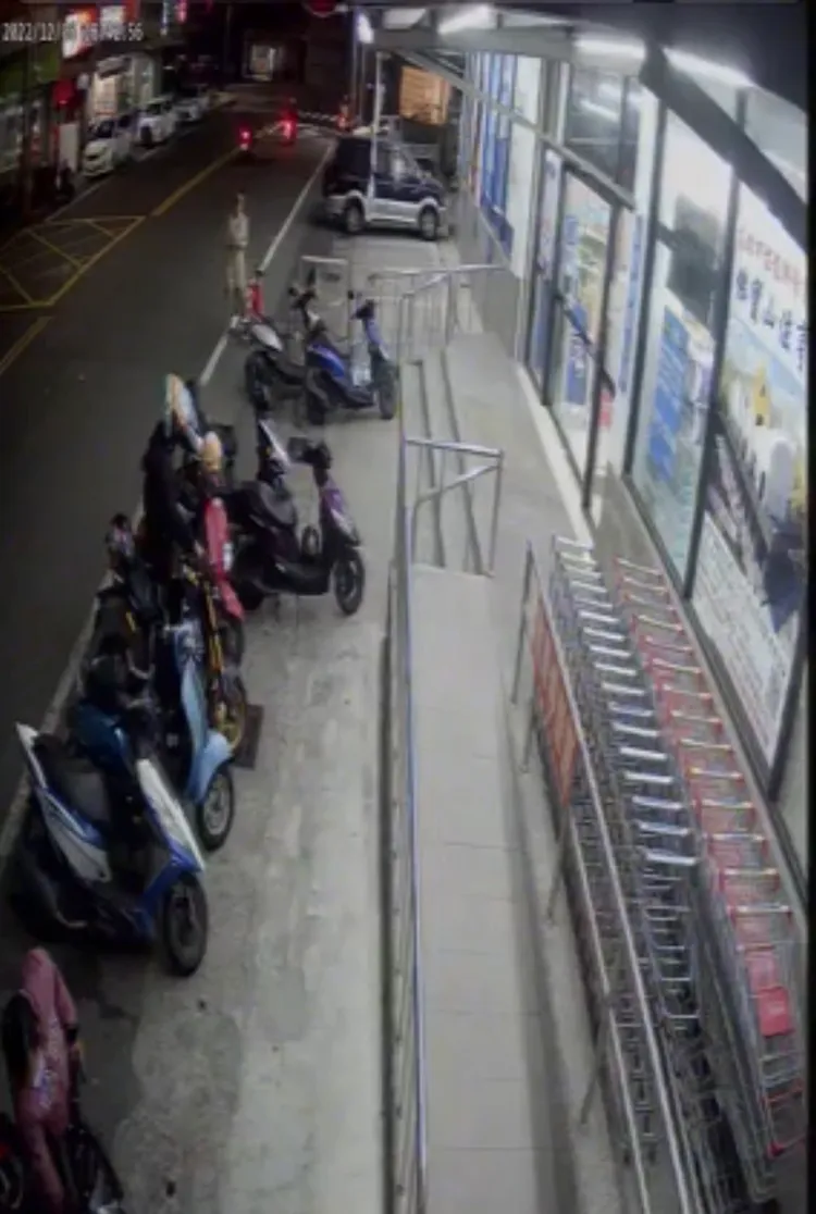 小男孩衝下右方的殘障坡道後，逆向騎著小三輪車，準備重來。翻攝臉書社團我是岡山人（北高雄）