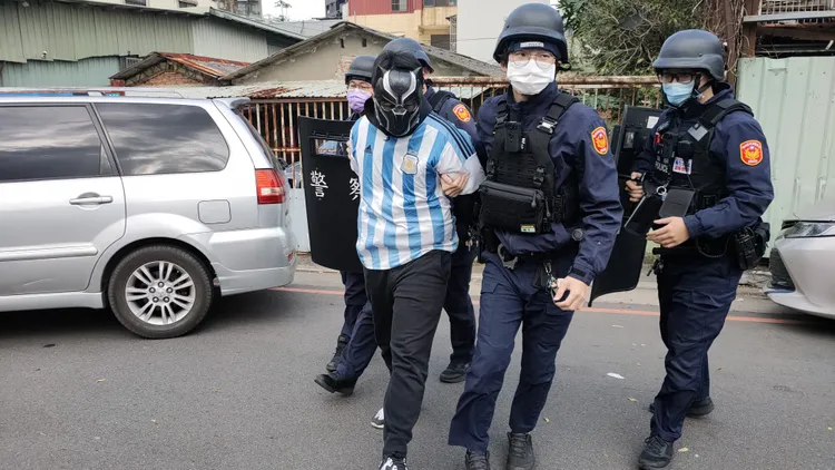 警方順利逮捕假扮搶匪的警員。土城警分局提供