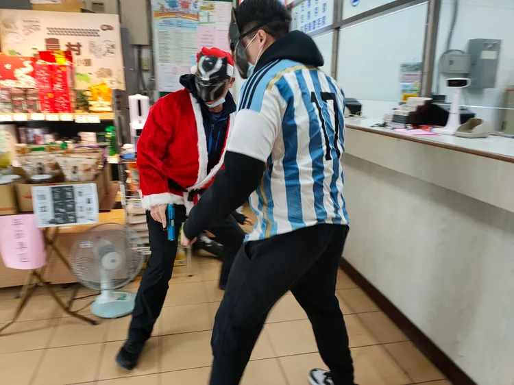 穿足球衣及聖誕裝的歹徒衝進農會搶劫。土城警分局提供