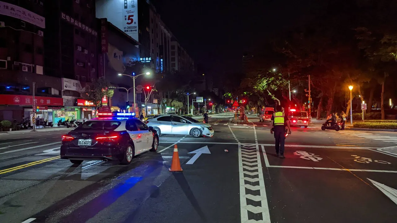 銀色現代ELANTRA的車主胡姓女子對警方表示,車輛在凌晨5時許,在中華、五福路口與他車發生事故。讀者提供