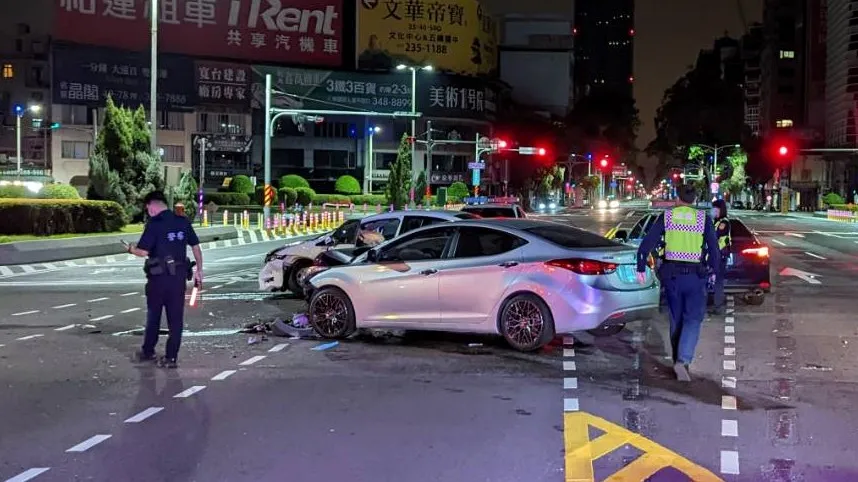 劉姓男子駕駛的銀色現代ELANTRA與陳姓男子駕駛的汽車,在中華路、五福路口發生車禍。讀者提供