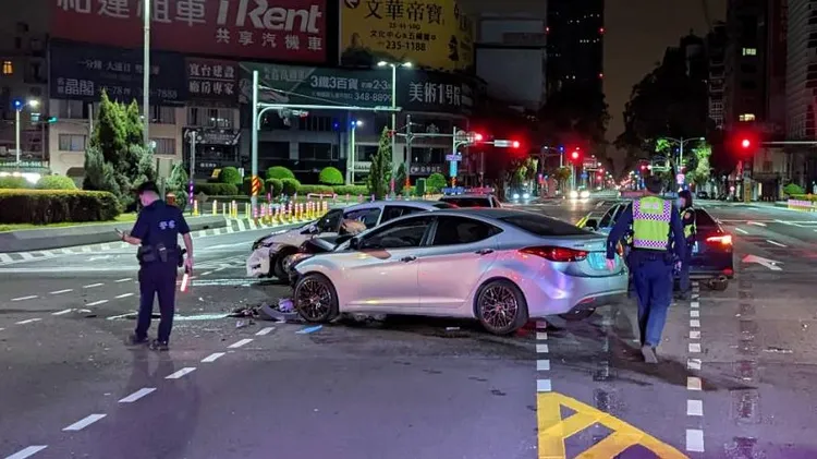 劉姓男子駕駛的銀色現代ELANTRA與陳姓男子駕駛的汽車，在中華路、五福路口發生車禍。讀者提供