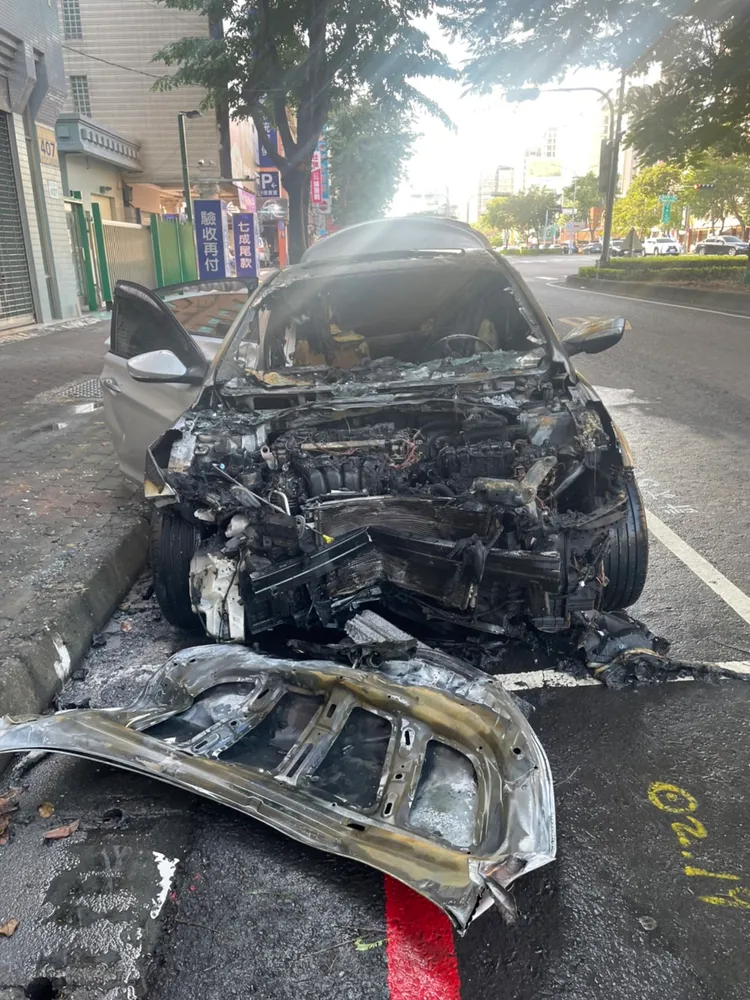 銀色現代ELANTRA車頭燒得焦黑、零件外露。讀者提供