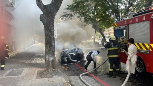 高雄今天最倒楣男人 先撞車再遇火劫!2小時毀了一輛車