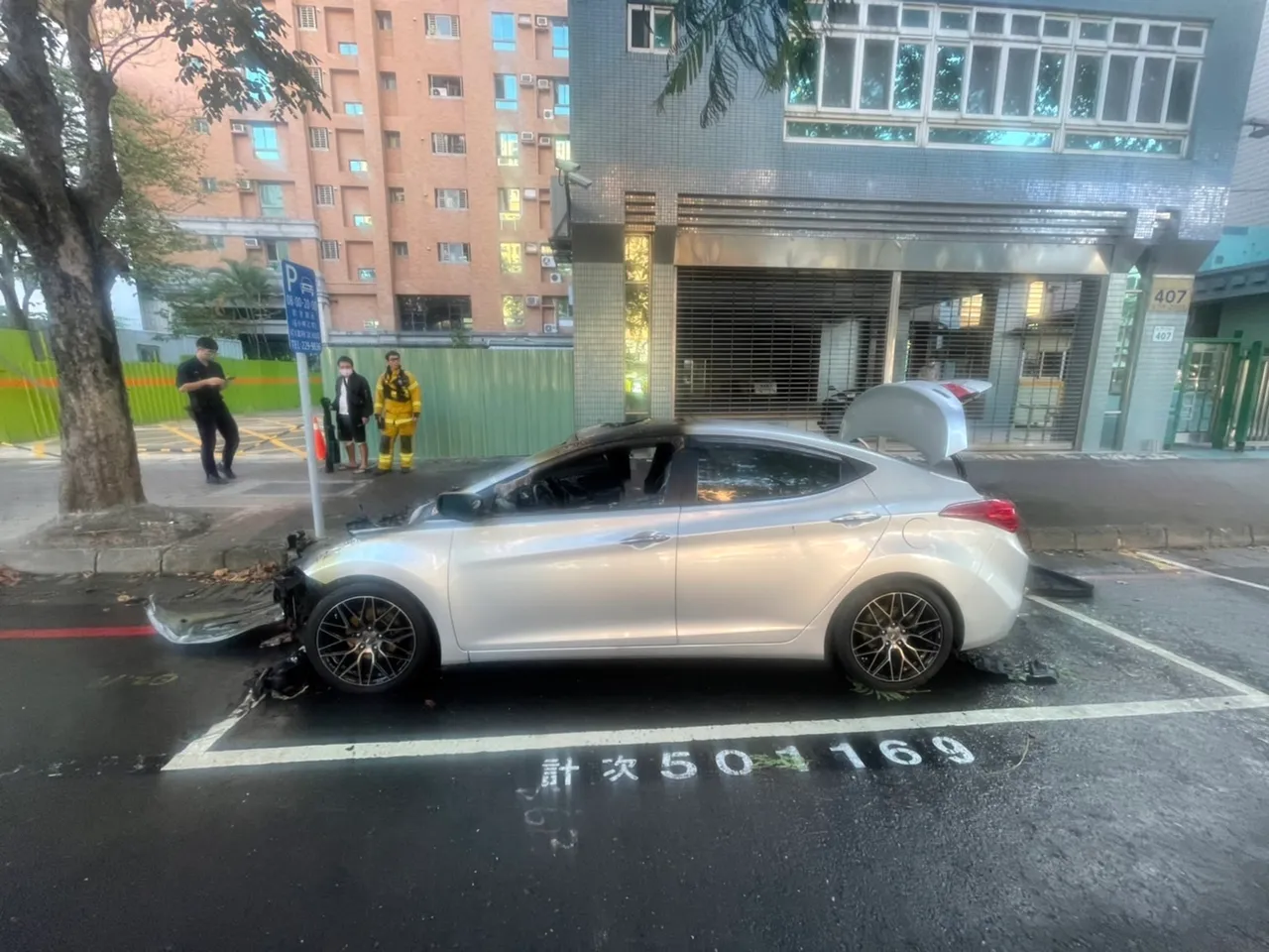 銀色現代ELANTRA車禍後被拖吊車載到停車格放置,不料今天上午7時許發生火燒車。讀者提供