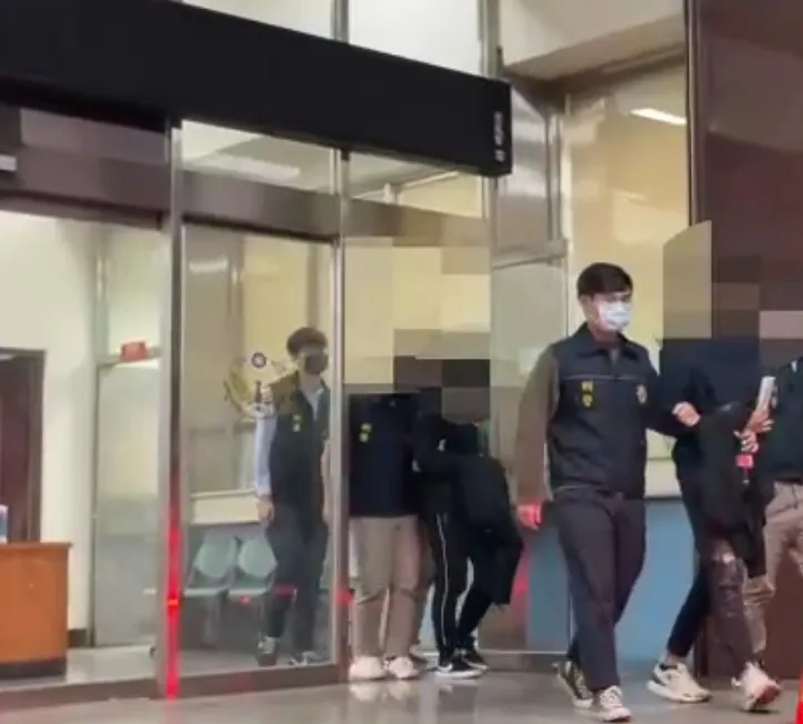 兩名搶匪被移送法辦。讀者提供