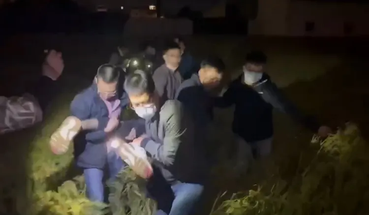經過一番扭打及搏鬥，警方制伏搶匪抬出稻田。讀者提供