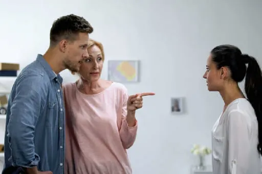 夫外遇逼老婆「淨身出戶」 歹毒婆家晚年淒涼!網讚:大快人心