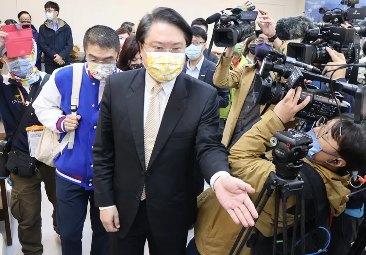 謝國樑與林右昌會面，吸引許多媒體採訪。戴之聖攝