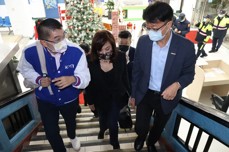 謝國樑(左)與準副市長邱佩琳(中)到市府拜會林右昌。戴之聖攝