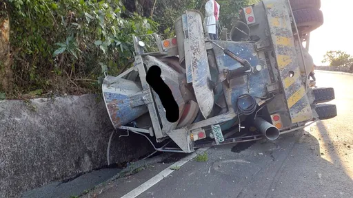 台南混凝土車撞壁側翻 駕駛破頭受困