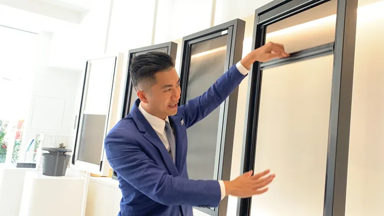 黃振明說明荷蘭防霾紗窗採客製化方式，可以改裝紗窗或整個窗框換新。曾雪蒨攝