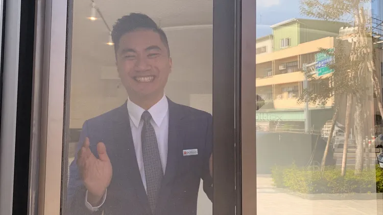 黃振明總經理在展示中心內示範打開窗戶，透過防霾紗窗，每個人都可以大口吸健康好空氣。曾雪蒨攝