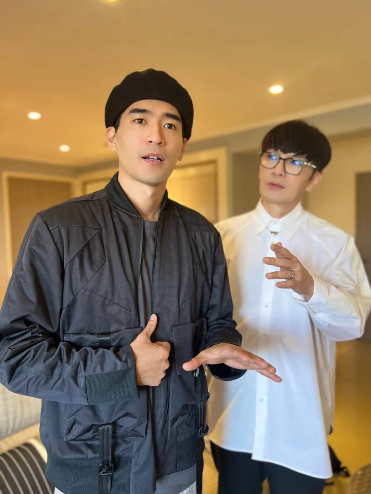 潘協慶（右）指導涂善存練唱。佳葳娛樂提供