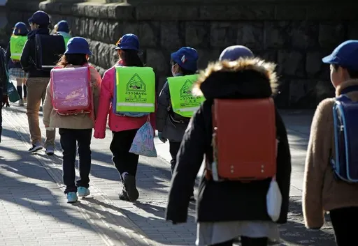 夸张!日本小学生修学旅行遭丢包 卡车司机助送回