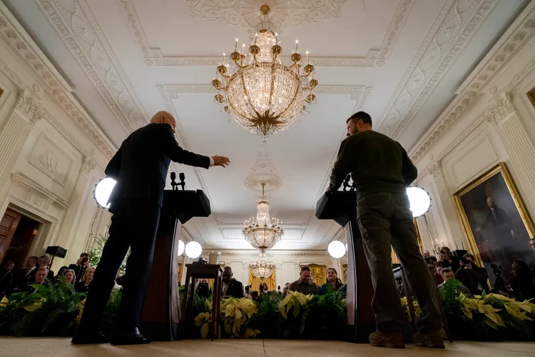 拜登與澤連斯基召開聯合記者會。美聯社