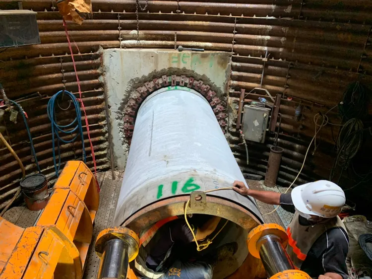 施工人員在暗無天日的地底下，進行污水管線推進施工。新北市府提供