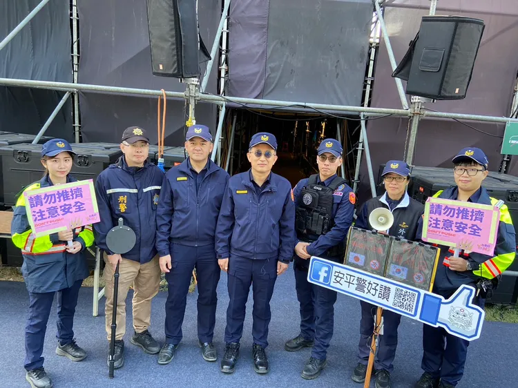 警方派員持金屬探測器實施場檢。警方提供