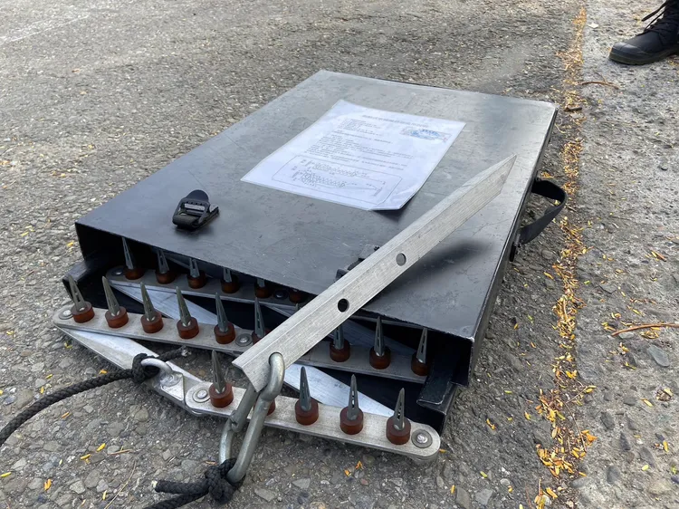 重要路口部署好雞爪釘，呼籲用路人遵守交通指揮。警方提供